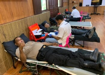 Personel Polres Sarmi Ikuti Donor Darah Peringati HUT ke-63 Kodam XVII/Cenderawasih
