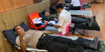 Personel Polres Sarmi Ikuti Donor Darah Peringati HUT ke-63 Kodam XVII/Cenderawasih