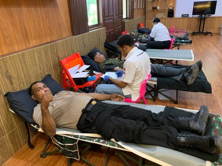 Personel Polres Sarmi Ikuti Donor Darah Peringati HUT ke-63 Kodam XVII/Cenderawasih