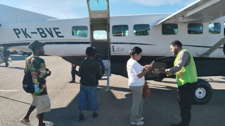 Polsek Tiom Amankan Kedatangan Pesawat Susi Air Pk-bve, Situasi Bandara Kondusif