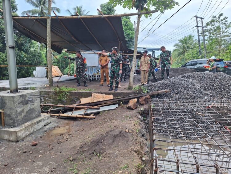 Pastikan Progres Pekerjaan Berjalan Lancar, Dandim 1310/Bitung Dampingi Danrem 131/Santiago Tinjau Pembangunan Jembatan Perintis Garuda di Wilayah Kodim 1310/Bitung