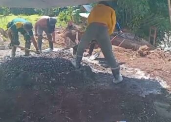 Tak Mengenal Lelah, Babinsa dan Pekerja Terus Kebut Pembangunan Jembatan Perintis Garuda