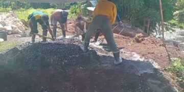 Tak Mengenal Lelah, Babinsa dan Pekerja Terus Kebut Pembangunan Jembatan Perintis Garuda