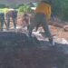 Tak Mengenal Lelah, Babinsa dan Pekerja Terus Kebut Pembangunan Jembatan Perintis Garuda