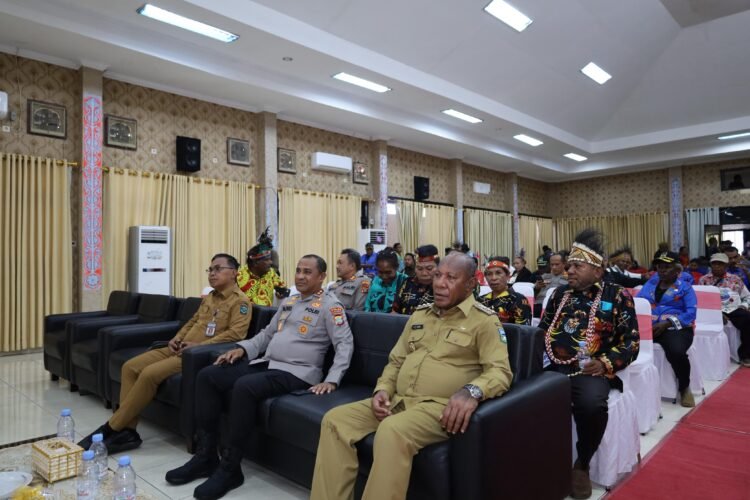 Kapolda Papua Barat Hadiri Pembukaan Pleno XIX Dewan Adat Papua Se-Tanah Papua di Kabupaten Teluk Wondama