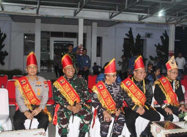Dandim 1310/Bitung Terima Pengukuhan Gelar Adat Tonsea Minahasa pada Parade Nusantara Kota Bitung Peringati Harkitnas Ke-118 Tahun 2026