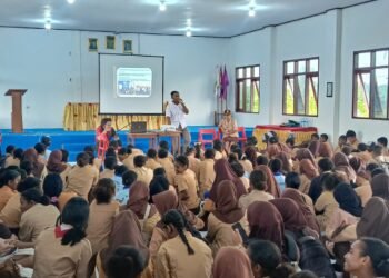 Kasat Narkoba Polres Sarmi Berikan Pemahaman Bahaya Narkotika kepada Pelajar SMPN 1 Sarmi