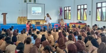 Kasat Narkoba Polres Sarmi Berikan Pemahaman Bahaya Narkotika kepada Pelajar SMPN 1 Sarmi