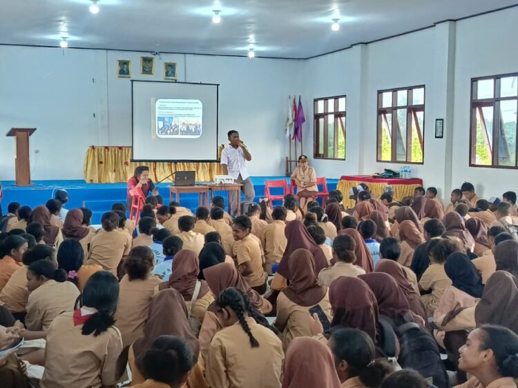 Kasat Narkoba Polres Sarmi Berikan Pemahaman Bahaya Narkotika kepada Pelajar SMPN 1 Sarmi
