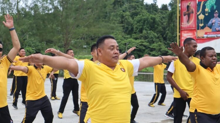 Jaga Stamina Tubuh, Personel Polres Sarmi Laksanakan Olahraga Pagi