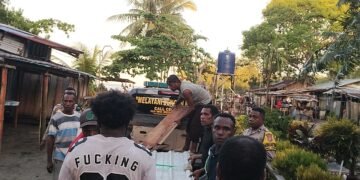 Wujud Kepedulian, Polsek Bonggo Serahkan Bantuan Material Gereja di Kampung Anus
