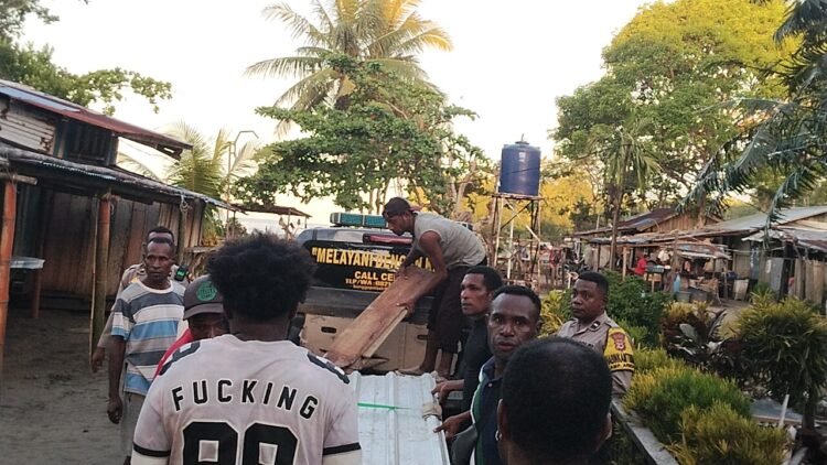 Wujud Kepedulian, Polsek Bonggo Serahkan Bantuan Material Gereja di Kampung Anus