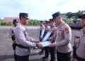 Kapolda Papua Barat Beri Penghargaan Kapolri Kepada Personil dan Satker Berprestasi