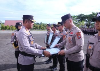 Kapolda Papua Barat Beri Penghargaan Kapolri Kepada Personil dan Satker Berprestasi