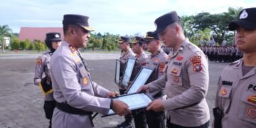 Kapolda Papua Barat Beri Penghargaan Kapolri Kepada Personil dan Satker Berprestasi