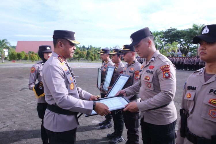 Kapolda Papua Barat Beri Penghargaan Kapolri Kepada Personil dan Satker Berprestasi