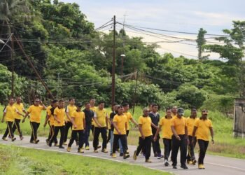 Wujudkan Personel yang Sehat dan Siap Bertugas, Wakapolres Sarmi Pimpin Pelaksanaan Olahraga Pagi