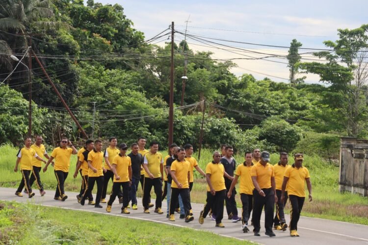 Wujudkan Personel yang Sehat dan Siap Bertugas, Wakapolres Sarmi Pimpin Pelaksanaan Olahraga Pagi