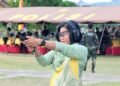 ‎Perkuat Sinergitas TNI-Polri, Polwan Polda Papua Barat dan Kowad Kodam XVIII/Kasuari Gelar Ekshibisi Menembak Persahabatan