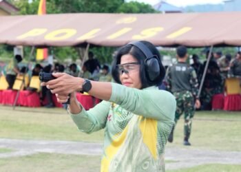 ‎Perkuat Sinergitas TNI-Polri, Polwan Polda Papua Barat dan Kowad Kodam XVIII/Kasuari Gelar Ekshibisi Menembak Persahabatan