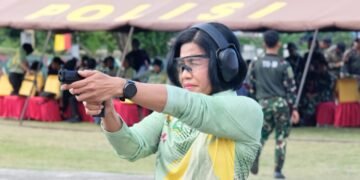 ‎Perkuat Sinergitas TNI-Polri, Polwan Polda Papua Barat dan Kowad Kodam XVIII/Kasuari Gelar Ekshibisi Menembak Persahabatan