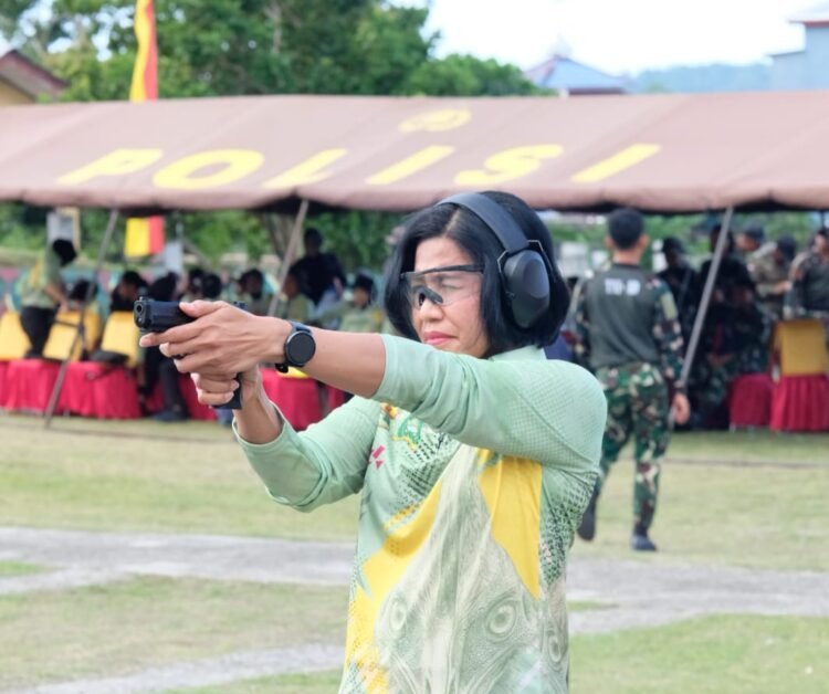 Perkuat Sinergitas TNI-Polri, Polwan Polda Papua Barat dan Kowad Kodam XVIII/Kasuari Gelar Ekshibisi Menembak Persahabatan