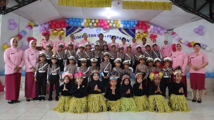 Membangun Generasi Cerdas Sejak Dini, Kapolres Sarmi Hadiri Pelepasan Siswa TK Kemala Bhayangkari 10 Sarmi