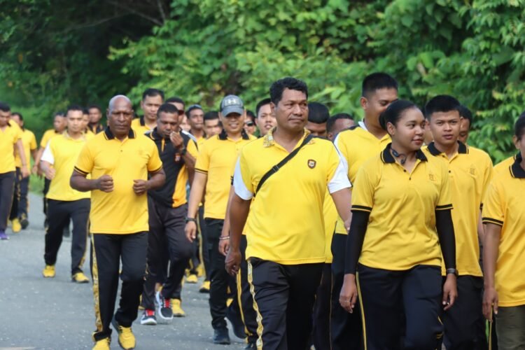 Olahraga Pagi Jadi Rutinitas Personel Polres Sarmi untuk Dukung Kinerja Optimal