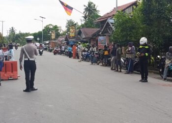 Pastikan Kelancaran Pendaftaran Siswa Baru, Sat Lantas Polres Sarmi Siaga Atur Lalu Lintas di SMA Negeri 1 Sarmi
