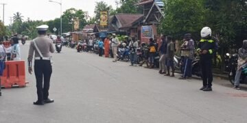 Pastikan Kelancaran Pendaftaran Siswa Baru, Sat Lantas Polres Sarmi Siaga Atur Lalu Lintas di SMA Negeri 1 Sarmi