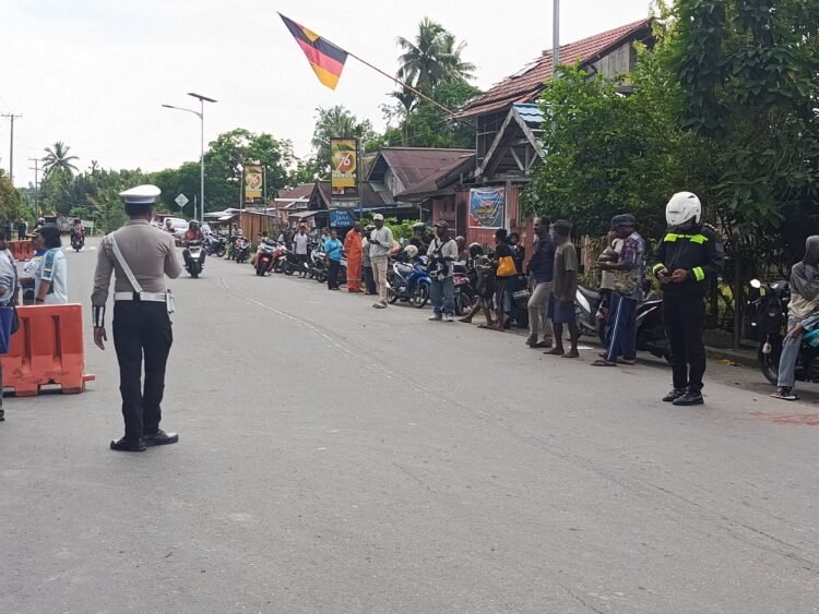 Pastikan Kelancaran Pendaftaran Siswa Baru, Sat Lantas Polres Sarmi Siaga Atur Lalu Lintas di SMA Negeri 1 Sarmi