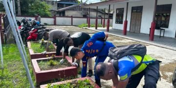 Wujud Toleransi dan Kepedulian, Polres Sarmi Bersihkan Gereja Santo Antonius Jelang HUT Bhayangkara ke-80