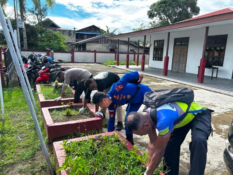 Wujud Toleransi dan Kepedulian, Polres Sarmi Bersihkan Gereja Santo Antonius Jelang HUT Bhayangkara ke-80