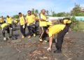 Jelang HUT Bhayangkara ke-80, Polres Sarmi Gelar Bakti Sosial Bersih Pesisir Pantai Kalibagre