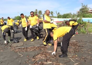 Jelang HUT Bhayangkara ke-80, Polres Sarmi Gelar Bakti Sosial Bersih Pesisir Pantai Kalibagre