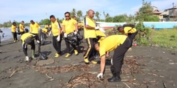 Jelang HUT Bhayangkara ke-80, Polres Sarmi Gelar Bakti Sosial Bersih Pesisir Pantai Kalibagre