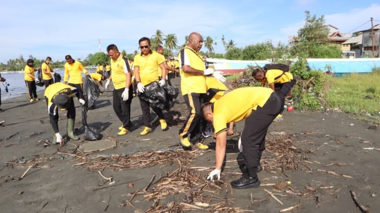Jelang HUT Bhayangkara ke-80, Polres Sarmi Gelar Bakti Sosial Bersih Pesisir Pantai Kalibagre