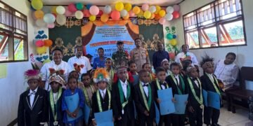 Mewujudkan Generasi Emas Indonesia, Kapolsek Pantai Barat Hadiri Penamatan Siswa PAUD Kartika Arbais dan TK Akuila 21 Karfasia