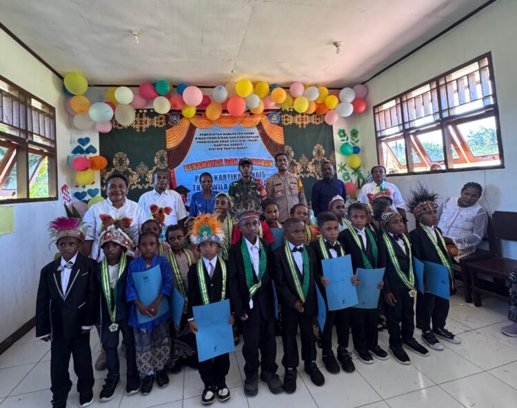 Mewujudkan Generasi Emas Indonesia, Kapolsek Pantai Barat Hadiri Penamatan Siswa PAUD Kartika Arbais dan TK Akuila 21 Karfasia