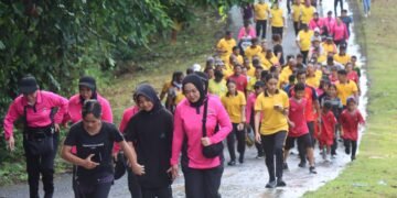 Semarak HUT Bhayangkara ke-80, Polres Sarmi Gelar Jalan Santai Bersama Forkopimda dan Keluarga Besar Polri