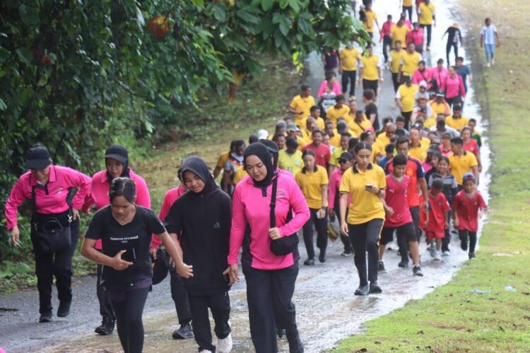 Semarak HUT Bhayangkara ke-80, Polres Sarmi Gelar Jalan Santai Bersama Forkopimda dan Keluarga Besar Polri