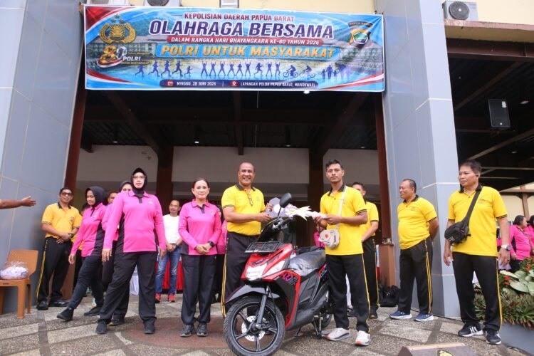 Polri untuk Masyarakat, Polda Papua Barat Gelar Olahraga Bersama Sambut Hari Bhayangkara ke-80