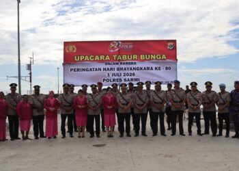 HUT Bhayangkara ke-80, Polres Sarmi Gelar Upacara Tabur Bunga di Pelabuhan Sarmi
