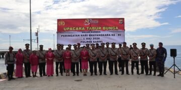 HUT Bhayangkara ke-80, Polres Sarmi Gelar Upacara Tabur Bunga di Pelabuhan Sarmi