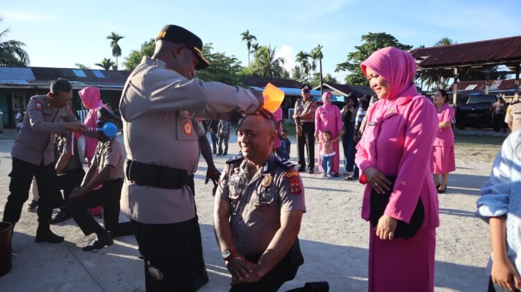 Wakapolres Sarmi Pimpin Upacara Korp Raport, 26 Personel Terima Kenaikan Pangkat