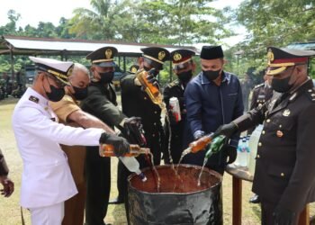 Ratusan Botol Miras Dimusnahkan Polres Sarmi pada Momentum HUT Bhayangkara ke-80