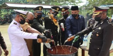Ratusan Botol Miras Dimusnahkan Polres Sarmi pada Momentum HUT Bhayangkara ke-80