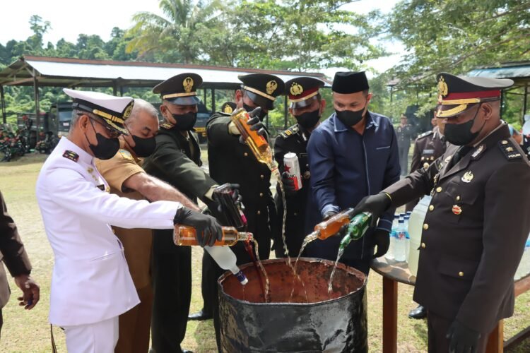 Ratusan Botol Miras Dimusnahkan Polres Sarmi pada Momentum HUT Bhayangkara ke-80