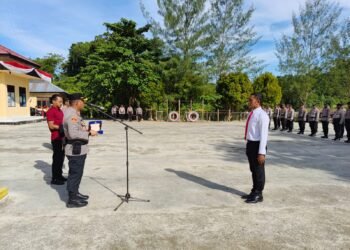 Kapolres Sarmi Serahkan Penghargaan Lomba Kampung Bebas Narkoba dari Kapolda Papua