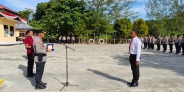 Kapolres Sarmi Serahkan Penghargaan Lomba Kampung Bebas Narkoba dari Kapolda Papua